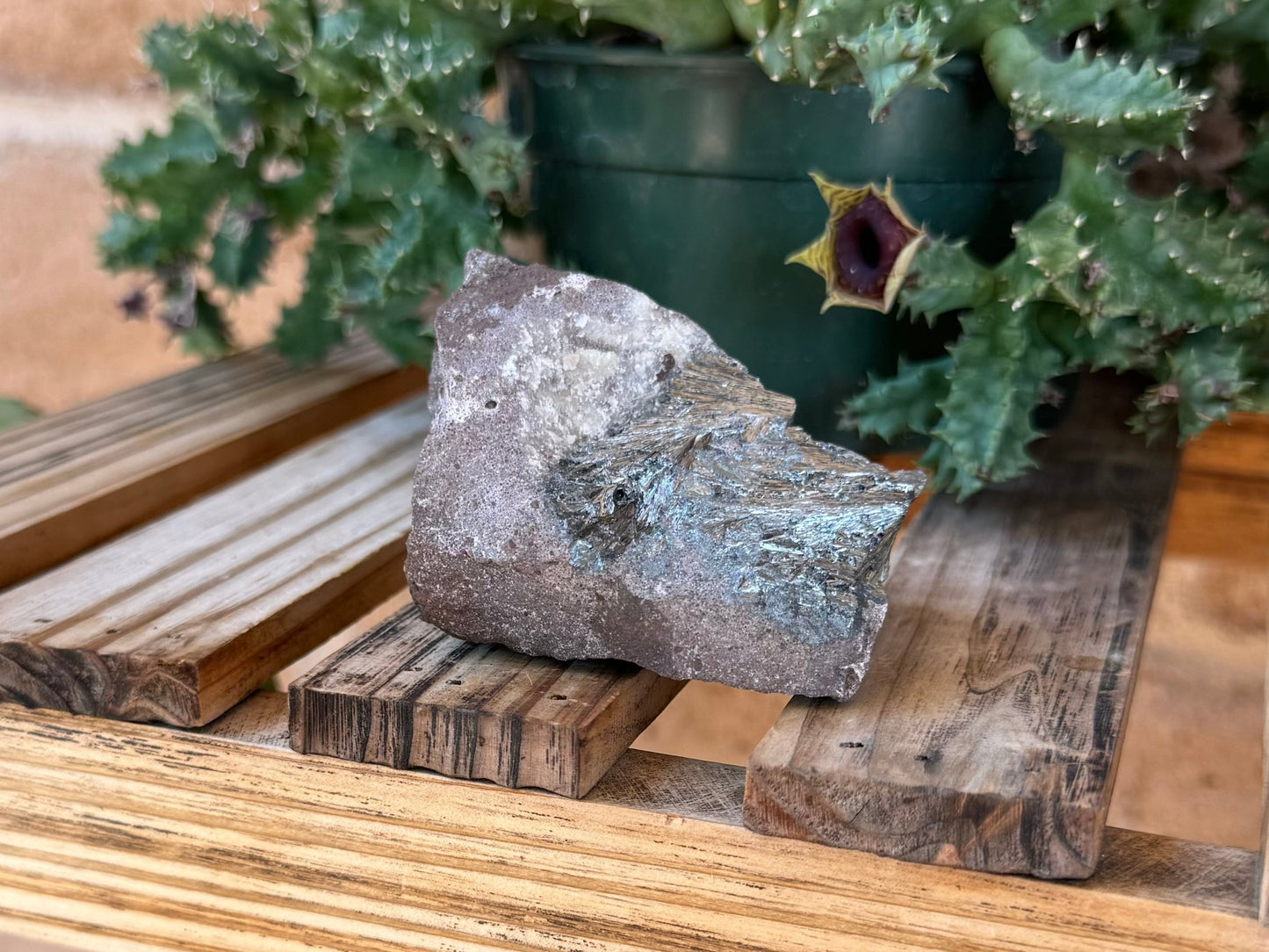 The specimen on its side, with a thick section of pyrolusite in the upper right section.