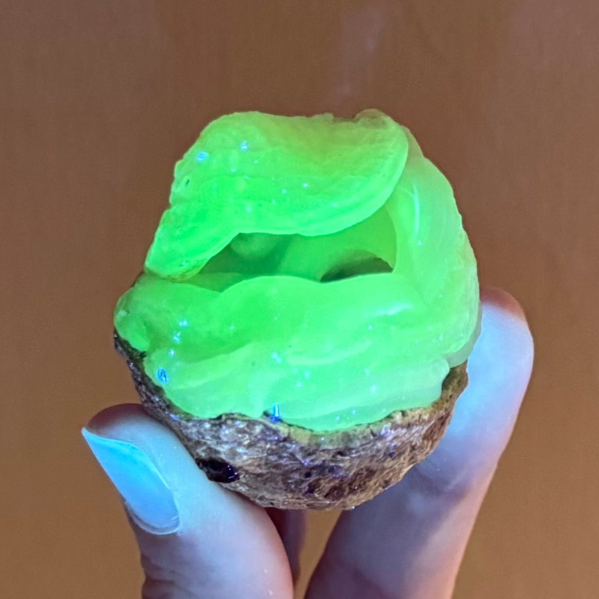 The specimen fluorescing strong yellow-green under UV light in low lighting. The material has god even reaction.