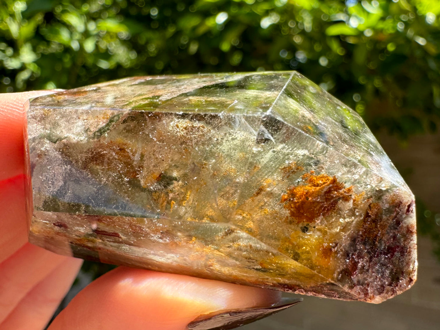 Detail of the specimen tilted slightly showing the layers of green spot inclusions form fine parallel lines