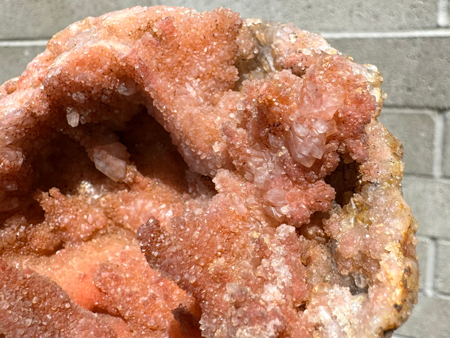 Detail of a patch of larger grain quartz crystals mixed in with the finer dullish druzy.