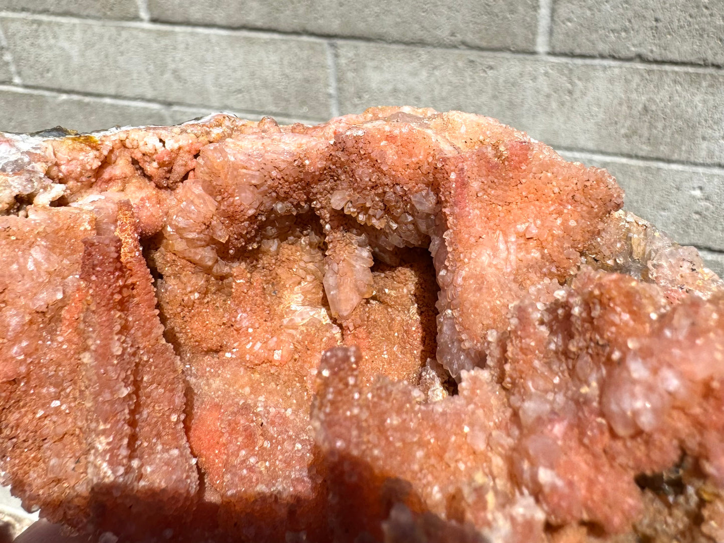 Detail of lumpy growth covered with various grain sizes of quartz crystals