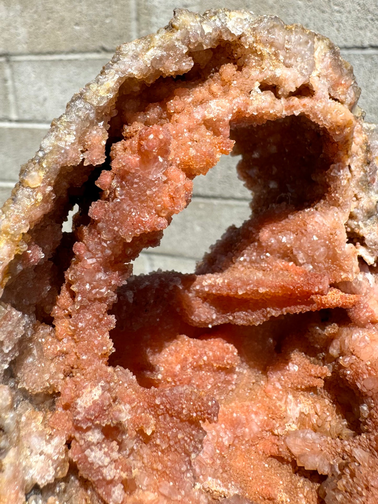 Detail of the double rim, with a druzy-cover ridge just inside the rim of the geode. Stalactitic growth is visible in the background.