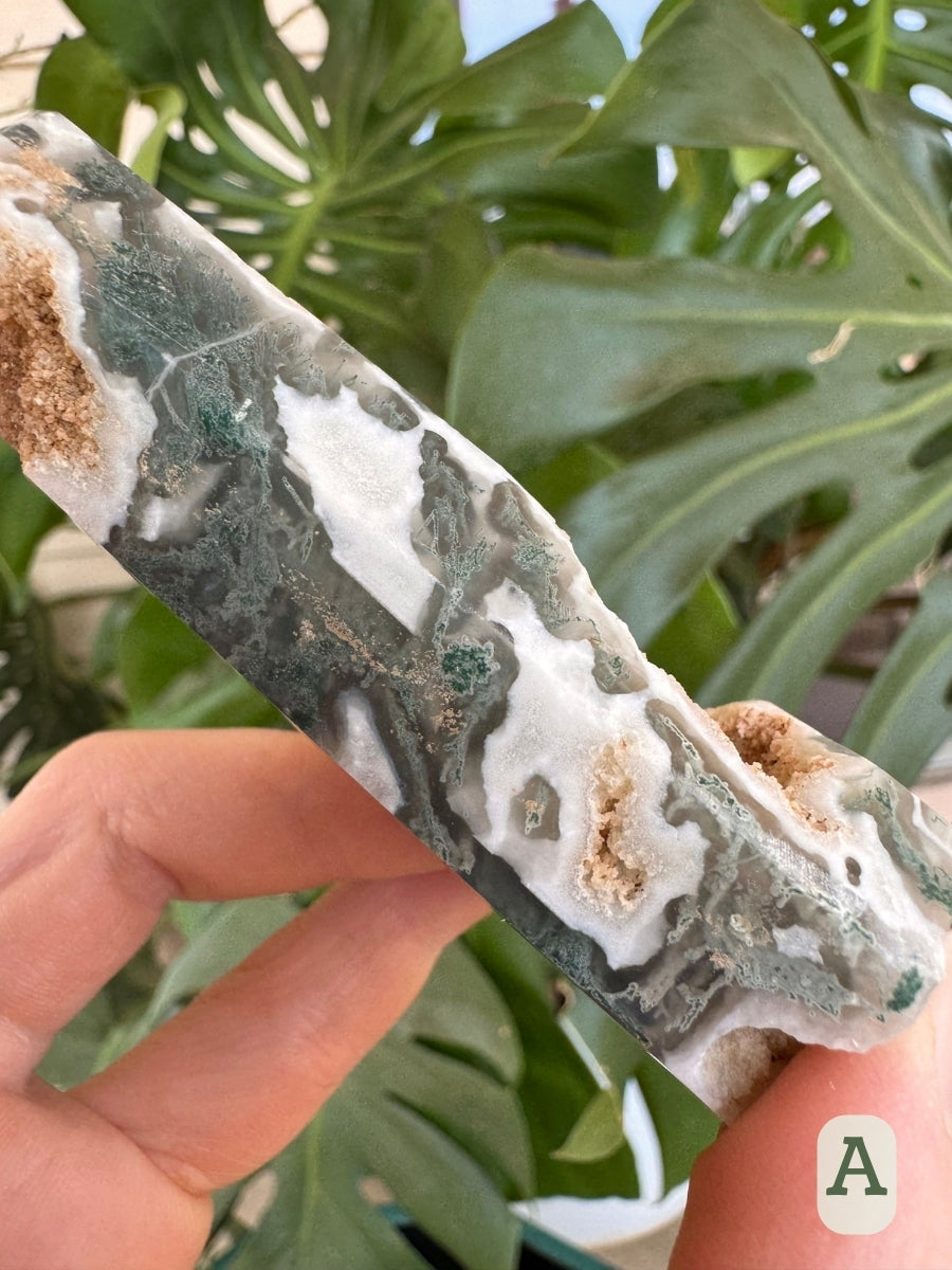 Option A, detail of the moss agate pattern of green inclusions.