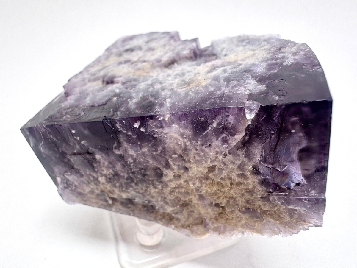 Detail of an edge of the piece, the purple color more apparent in close view. The edge of the specimen has more saturated color.