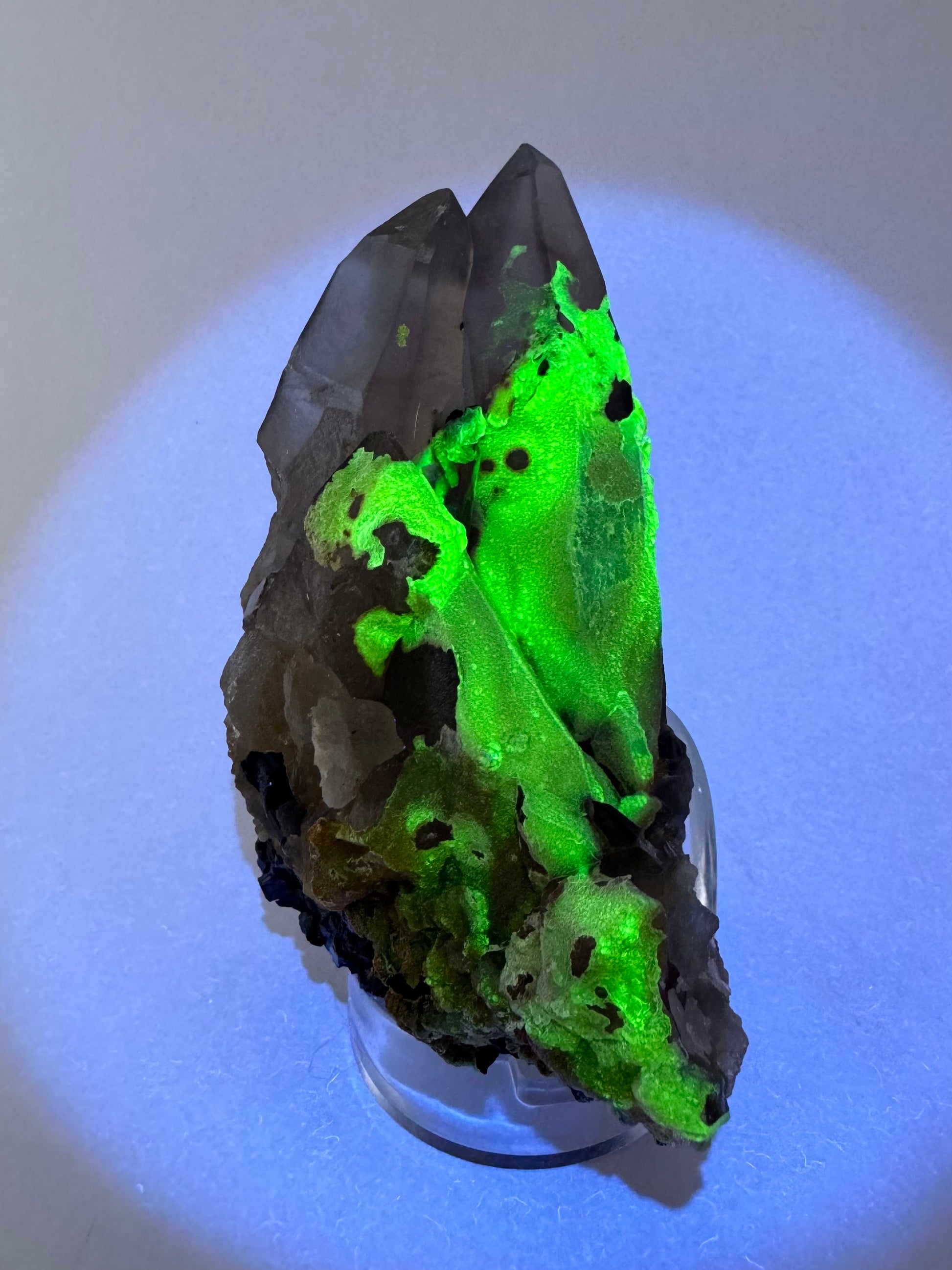 The second of three lighting images: the points in the same position as the previous image, in the dark and illuminated with blue-tinted UV light. The hyalite has good coverage and fluoresces a strong yellowish-green.