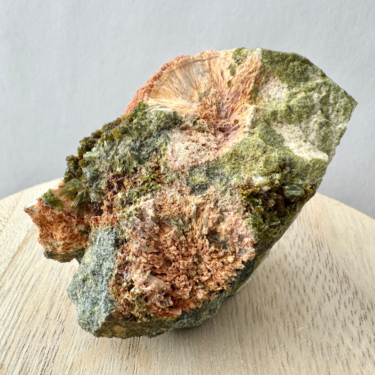 Detail of the broken side of the piece with a rough second partially-formed radial prehnite