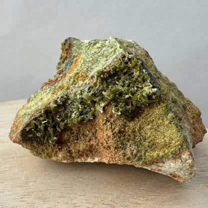 Detail of the other end of the piece, with the edge covered in epidote crystals