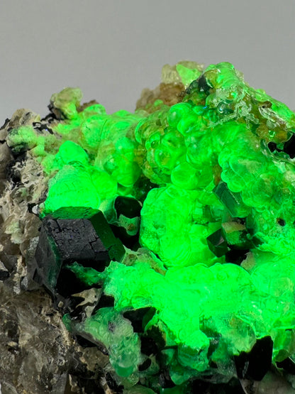 Black tourmaline in albite matrix with hyalite and minor fluorite