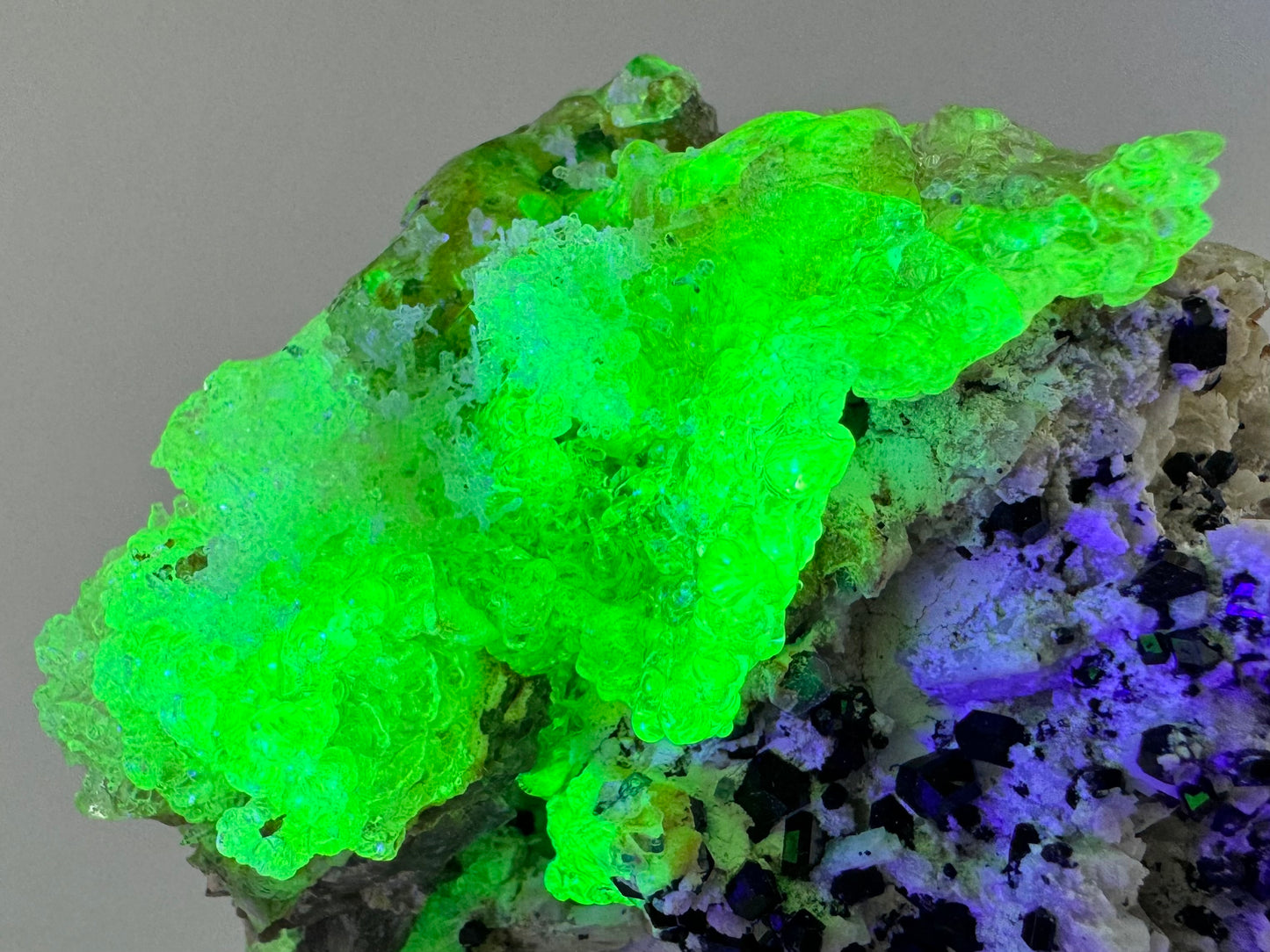 Black tourmaline in albite matrix with hyalite and minor fluorite