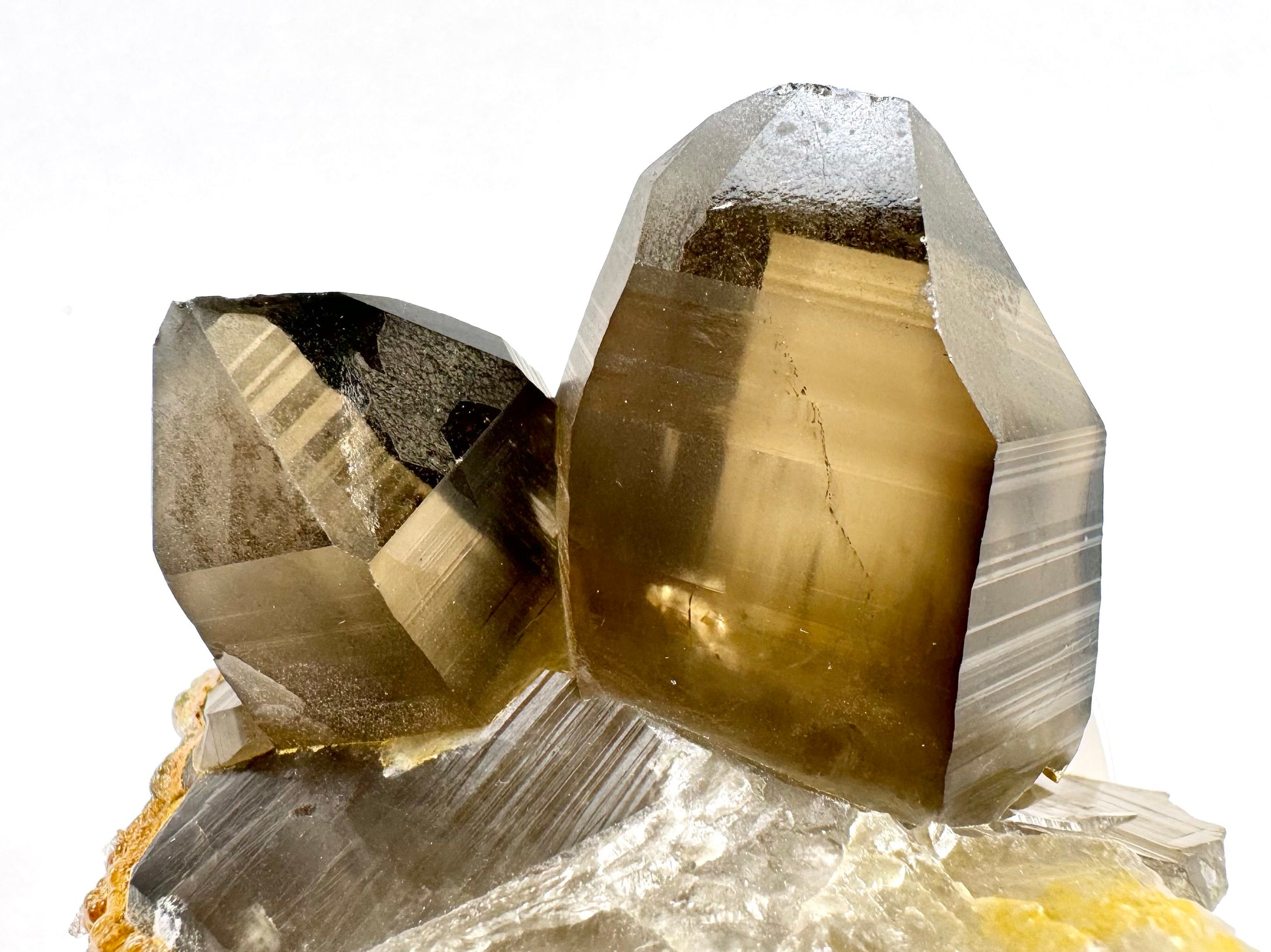 Detail of the two points, with good clarity. The tips are lightly chipped. The surface is frosty in some areas but clear on some of the faces of the tip, with some interesting etching patterns. At their base is a partial point with good striations.