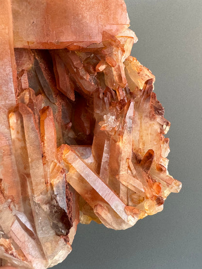 Detail of small quartz points on the right corner of the base, wall-formed with good translucency and more red on the tips