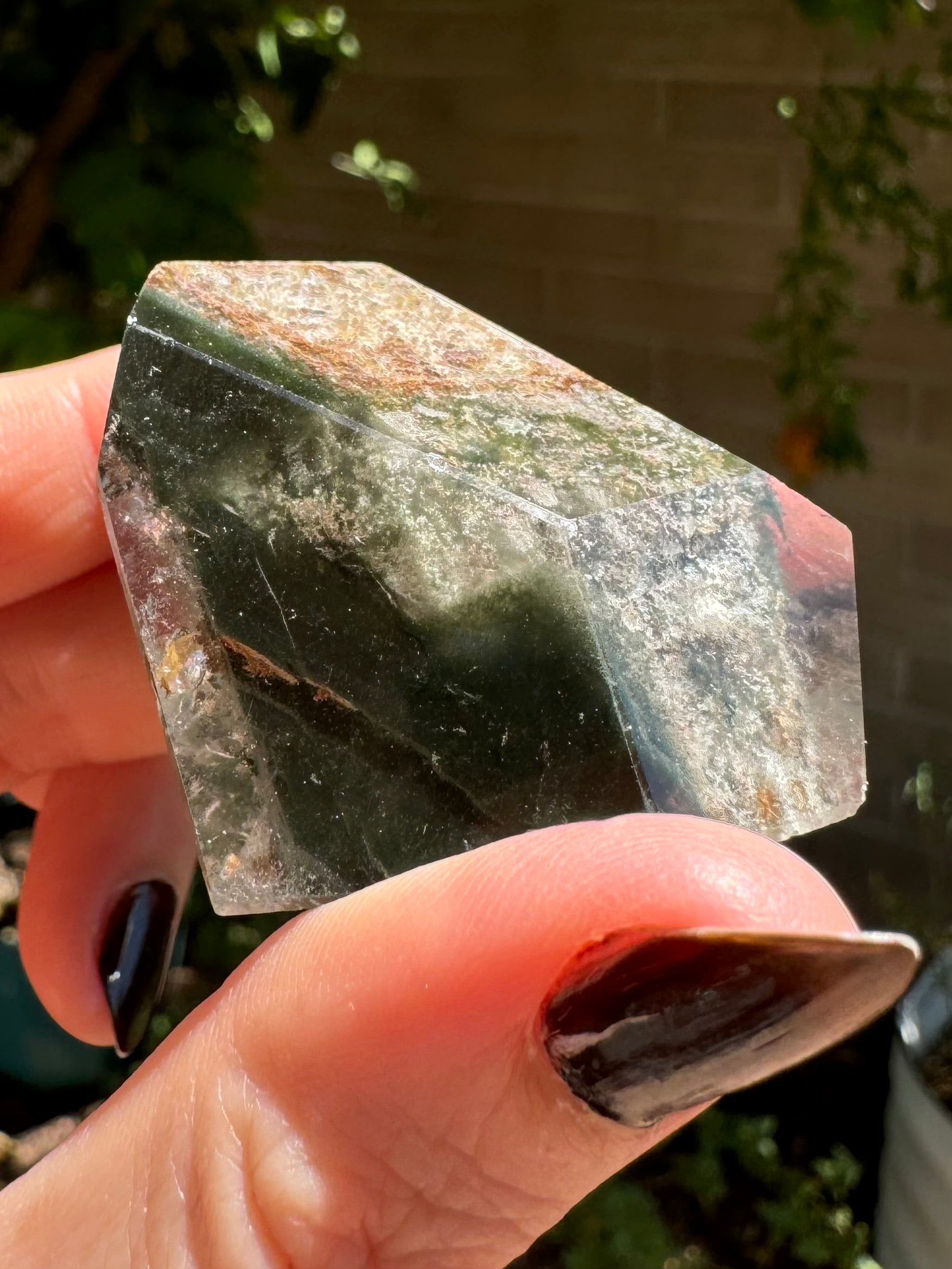 Side-view of the specimen, with the central inclusion blocked by a layer of mossy green chlorite