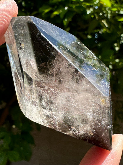 Side-view of the piece, with the kite-shaped layer of green chlorite visible, and wispy inclusions.