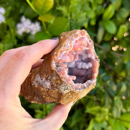 A side-view of the finer spires at the edge of the geode, showing they grow above the broken top